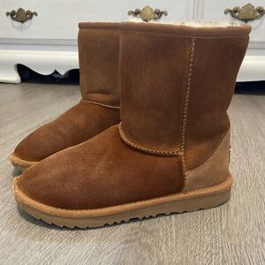 UGG Girls Classic Short  Size 3
